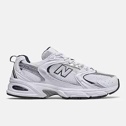 New Balance bleu marine avec un slim noir façon cuir roulotté sur