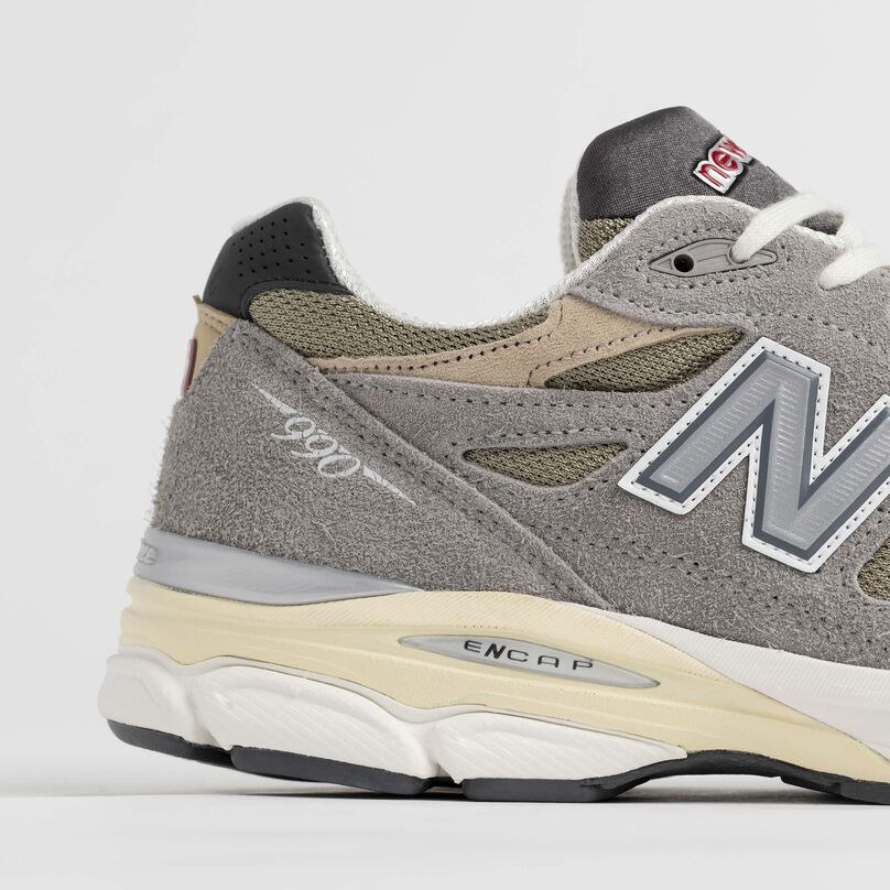 Side detail of the grey 990v3 heel and materials.